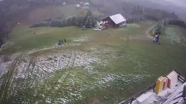 Widok na górną część stoku narciarskiego Jurasówka