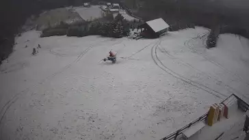Widok na górną część stoku narciarskiego Jurasówka