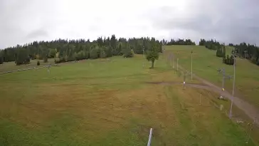 Widok na wyciąg orczykowy na stacji narciarskiej Jurgów Ski