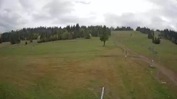 Widok na wyciąg orczykowy na stacji narciarskiej Jurgów Ski