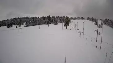 Widok na wyciąg orczykowy na stacji narciarskiej Jurgów Ski