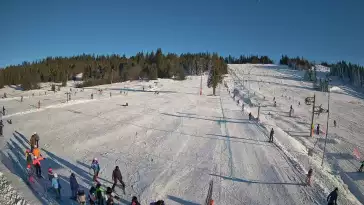 Widok na wyciąg orczykowy na stacji narciarskiej Jurgów Ski