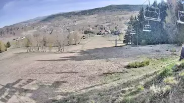 Widok na stok z górnej stacji ośrodka narciarskiego Kamienica - Bolesławów