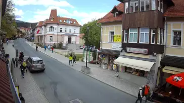 Widok na deptak w Karpaczu to pełen życia obrazek w malowniczym otoczeniu gór.