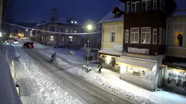Widok na deptak w Karpaczu to pełen życia obrazek w malowniczym otoczeniu gór.