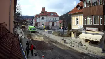 Widok na deptak w Karpaczu to pełen życia obrazek w malowniczym otoczeniu gór.