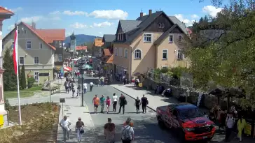 Widok na centrum Karpacza, kawiarnie, sklepy, restauracje i deptak.