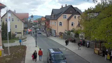 Widok na centrum Karpacza, kawiarnie, sklepy, restauracje i deptak.