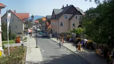 Widok na centrum Karpacza, kawiarnie, sklepy, restauracje i deptak.