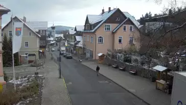 Widok na centrum Karpacza, kawiarnie, sklepy, restauracje i deptak.