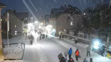 Widok na centrum Karpacza, kawiarnie, sklepy, restauracje i deptak.