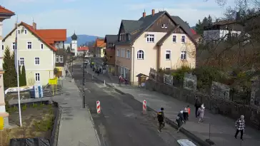 Widok na centrum Karpacza, kawiarnie, sklepy, restauracje i deptak.