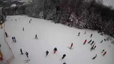 Widok na stację końcową wyciagu o należącym do Grupy Pingwina ośrodku Kasina Ski