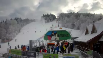 Widok na wyciąg oraz zakończenie trasy zjazdowej