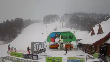 Widok na wyciąg oraz zakończenie trasy zjazdowej