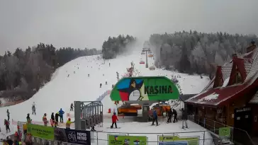 Widok na wyciąg oraz zakończenie trasy zjazdowej