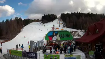 Widok na wyciąg oraz zakończenie trasy zjazdowej