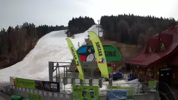 Widok na wyciąg oraz zakończenie trasy zjazdowej