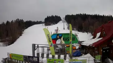 Widok na wyciąg oraz zakończenie trasy zjazdowej