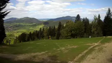 Widok na trasy narciarskie w Kasinie, gdzie czerwona trasa łączy się z niebieską.