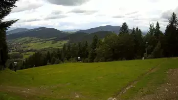 Widok na trasy narciarskie w Kasinie, gdzie czerwona trasa łączy się z niebieską.
