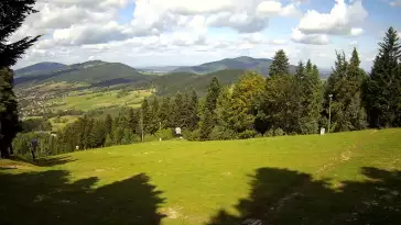 Widok na trasy narciarskie w Kasinie, gdzie czerwona trasa łączy się z niebieską.