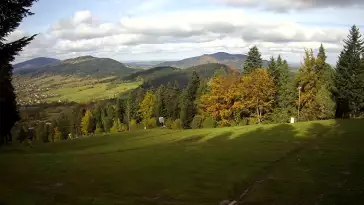 Widok na trasy narciarskie w Kasinie, gdzie czerwona trasa łączy się z niebieską.