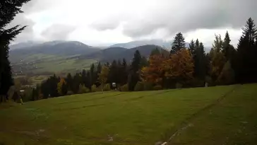 Widok na trasy narciarskie w Kasinie, gdzie czerwona trasa łączy się z niebieską.