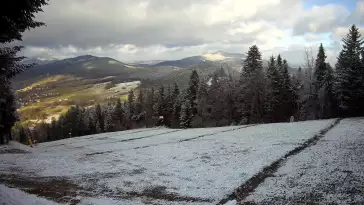 Widok na trasy narciarskie w Kasinie, gdzie czerwona trasa łączy się z niebieską.