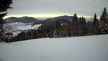 Widok na trasy narciarskie w Kasinie, gdzie czerwona trasa łączy się z niebieską.