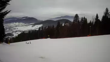 Widok na trasy narciarskie w Kasinie, gdzie czerwona trasa łączy się z niebieską.