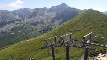 Kamera z Kasprowego Wierchu na czteroosobową kolejkę krzesełkową.