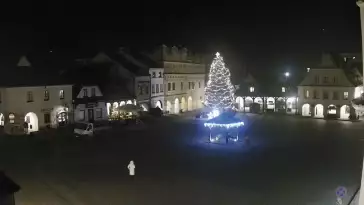 Kamera prezentuje widok na rynek w Kazimierzu Dolnym