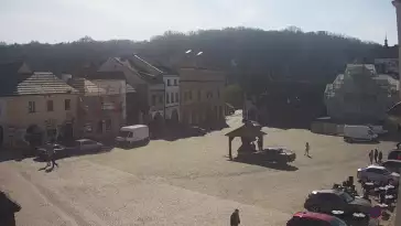 Kamera prezentuje widok na rynek w Kazimierzu Dolnym
