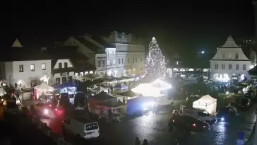 Kamera prezentuje widok na rynek w Kazimierzu Dolnym