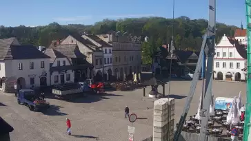 Kamera prezentuje widok na rynek w Kazimierzu Dolnym
