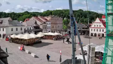 Kamera prezentuje widok na rynek w Kazimierzu Dolnym