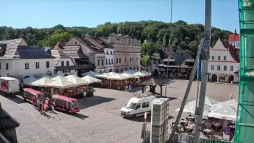 Kamera prezentuje widok na rynek w Kazimierzu Dolnym