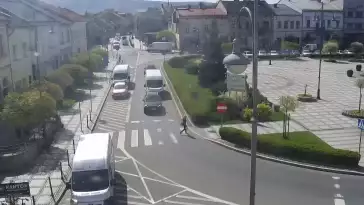 Kamera z widokiem na Rynek w Kętach z pomnikiem Św. Jana Kantego.