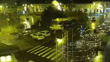 Kamera z widokiem na Rynek w Kętach z pomnikiem Św. Jana Kantego.