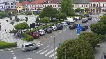 Kamera z widokiem na Rynek w Kętach z pomnikiem Św. Jana Kantego.