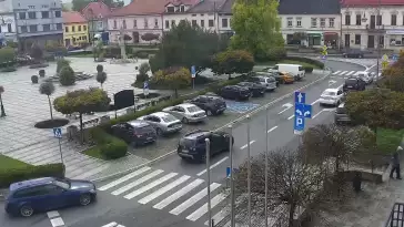 Kamera z widokiem na Rynek w Kętach z pomnikiem Św. Jana Kantego.