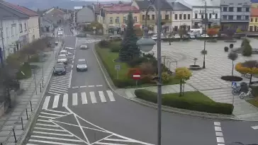 Kamera z widokiem na Rynek w Kętach z pomnikiem Św. Jana Kantego.