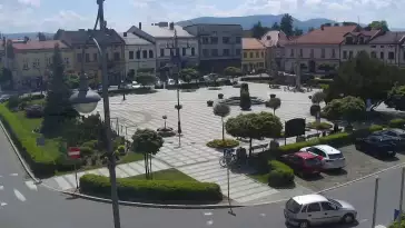 Kamera z widokiem na Rynek w Kętach z pomnikiem Św. Jana Kantego.