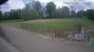 Widok na koniec jednej z tras narciarskich w ośrodku Kiczera Ski