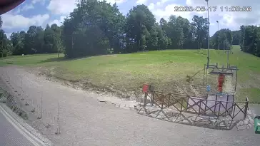 Widok na koniec jednej z tras narciarskich w ośrodku Kiczera Ski
