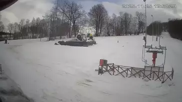 Widok na koniec jednej z tras narciarskich w ośrodku Kiczera Ski