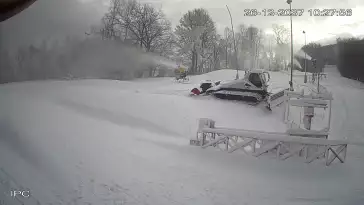 Widok na koniec jednej z tras narciarskich w ośrodku Kiczera Ski