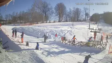 Widok na koniec jednej z tras narciarskich w ośrodku Kiczera Ski