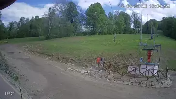 Widok na koniec jednej z tras narciarskich w ośrodku Kiczera Ski